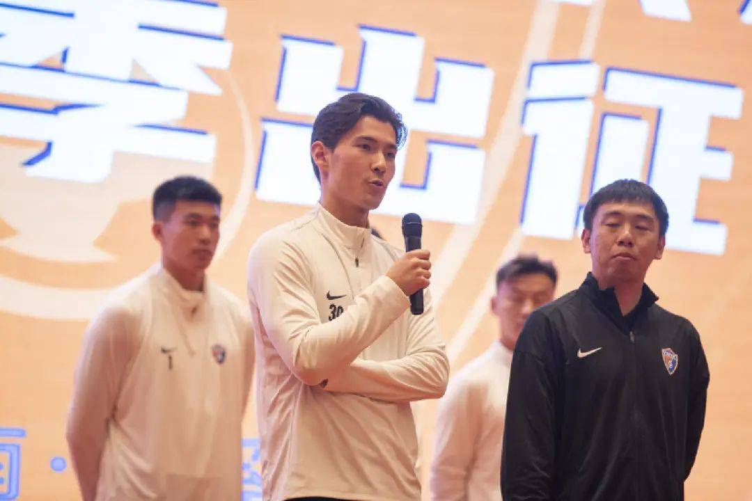 亚籍球员成为球队新一任队长，领军出征